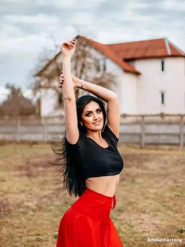 Yuliya Profile image 4